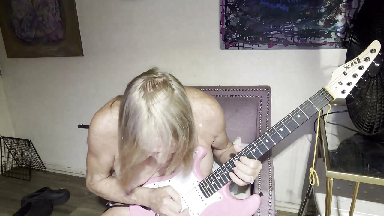 Lizzy Yum SD OKTOBER 2026 bade-onani utvidelse #16 bak kulissene gitar