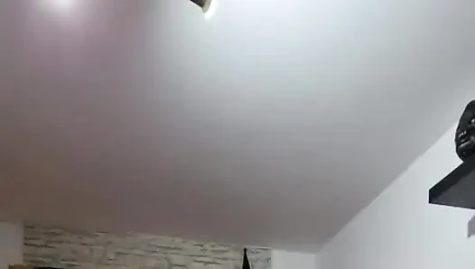MILF fingert klaffende muschi bis zum tropfenden squirting-orgasmus