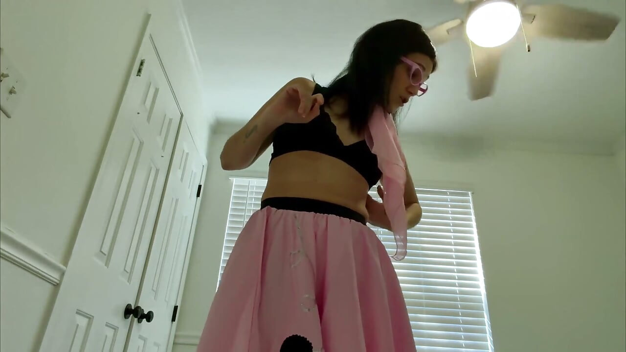 Devyn的性感50年代女巨人幻想4K POV，小小刺激等著你！