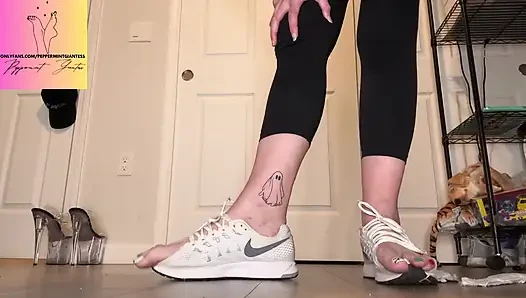 Die zunge aus einem anderen Paar kleiner turnschuhe, Größe 10 gegen 16 Füße reißen
