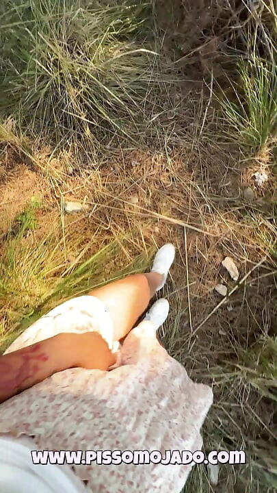 Chica meando al aire libre varias veces: caminata desesperada con la vejiga llena a una playa pública meando por todas partes