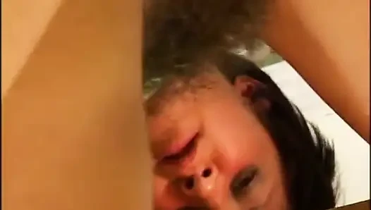 Milf mungil ngentot memek berbulu besar