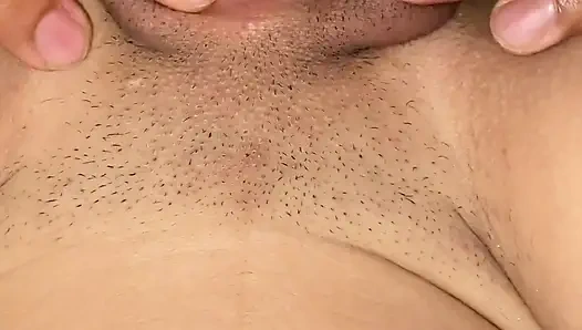 Meine kolumbianische Stiefschwester wird richtig und ich spreize die Beine, um meinen Penis in sie zu stecken