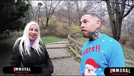 Шокирующее приглашение мачехи приводит к дикому аморальному тройничку братана!