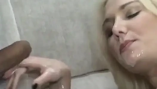 Schwanzlutschende blondine aus deutschland trinkt aus der tasse nach
