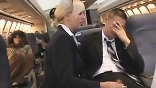 Gorąca ręczna robota od seksownej stewardessy