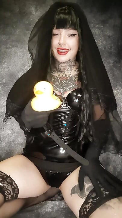 Доминиращата булка поема пълен контрол над себе си