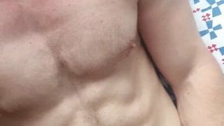 Muscle guy pokazuje  swoje perfekcyjne cialo i szybko konczy masturbujac sie