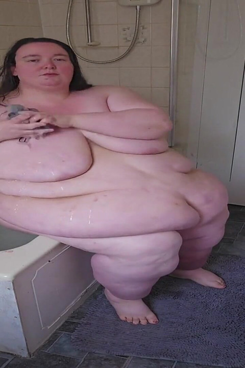 SSBBW الهه حمام کردن در کنار حمام