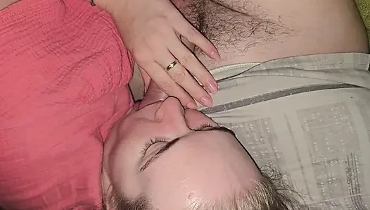 Meine geile ehefrau spielt mit meinem großen schwanz und gibt mir einen heißen blowjob