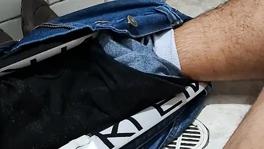 Genç adam boşalana kadar mastürbasyon yapıyor