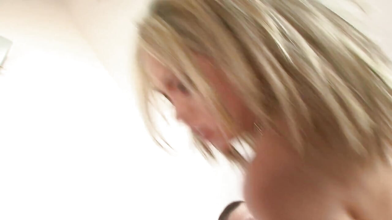 Fantastisk blondine hopper sin runde saftige røv på sin hårde pik