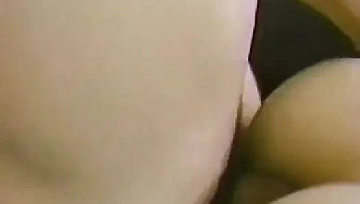 Sofia yarak emiyor ve sonra götüne sokuyor