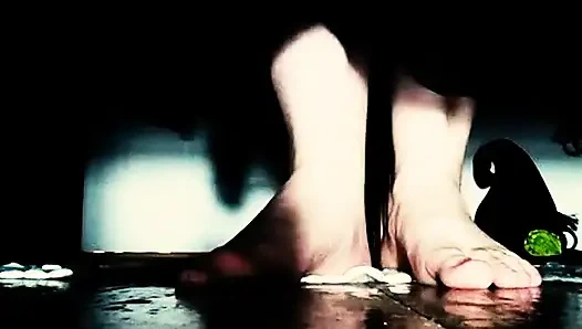 Свинья спряталась под моей кроватью, теперь пришло время для меня играть в мою игру (без звука)