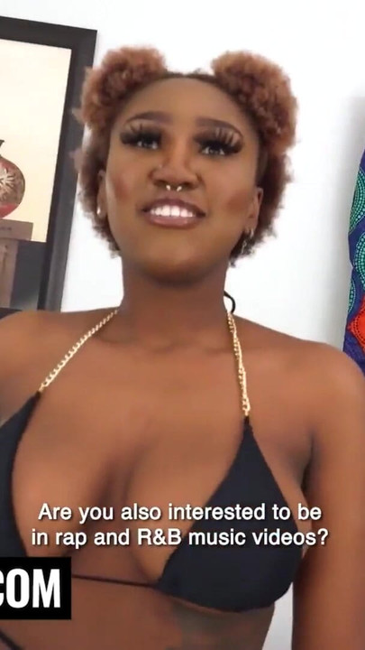 נערה חובבנית שחורה עם ציצים גדולים יורדת לסקס בין-גזעי קשוח בשיחת ליהוק | קליפ 1