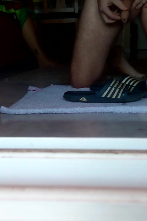 John kencing di atas sandal mandi di lantai