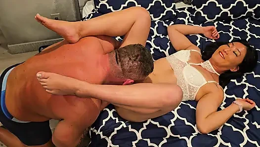 Minyon Asyalı kaslı boğanın kalın beyaz yarağının her yerine fışkırtıyor