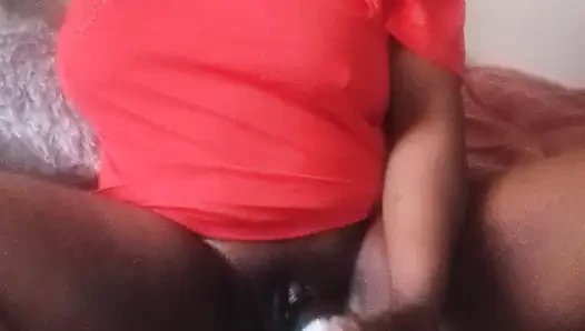 Pengeboran memek dengan botol, mengisap klitoris besar dengan botol