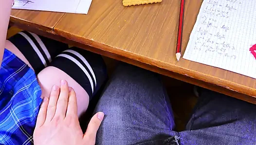 Sekolah - coli dia lagi di kelas matematika di bawah meja. Gadis sekolah di depan umum