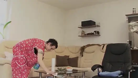 Горячей зрелой домохозяйке жестко трахают ее сочную волосатую киску массивный член