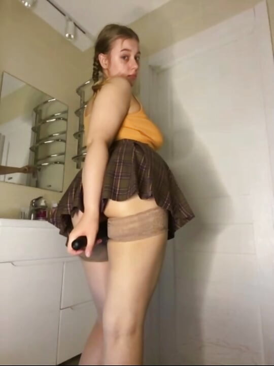 Cute bbw jucielussie hard fucking with vibrator in the bathroom