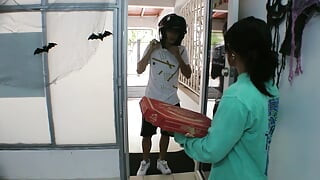 Domiciliario prihvaća jebanje u zamjenu za pizzu