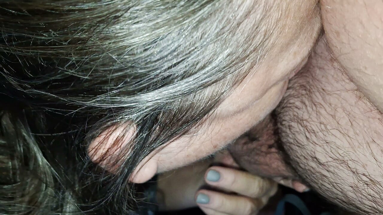 Minha vizinha da FWB chupa meu pau e me deixa gozar com seus dedos fofos