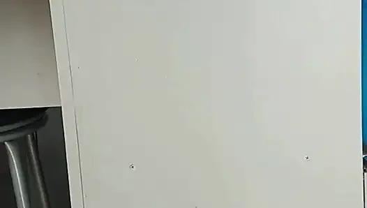 Моя тётя показывает мне новое платье для либеральной вечеринки