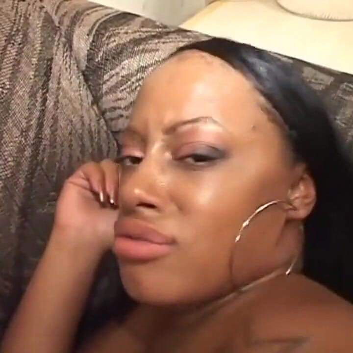 Μαύρο κορίτσι με μεγάλο κώλο λατρεύει τον μεγάλο μαύρο πούτσο... χύσια στο στόμα