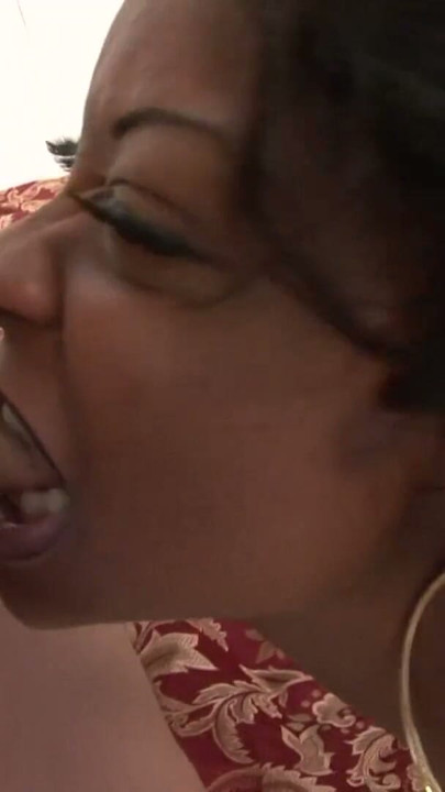 Une jeune ébène se fait baiser par une star du porno asiatique | Clip 3