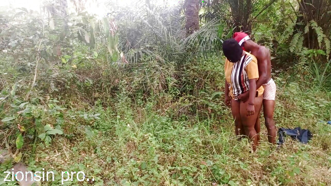 Dua teman kulit hitam yang lagi sange kepergok ngentot di semak-semak