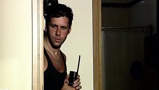 Bu çarpıcı Alman sarışın üç çifte sikiliyor