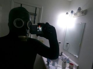 Bad in zentai en gasmasker