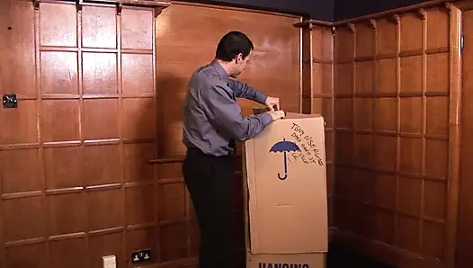 Adam sikişmek için sarışın bir periyle sürpriz bir paket alıyor