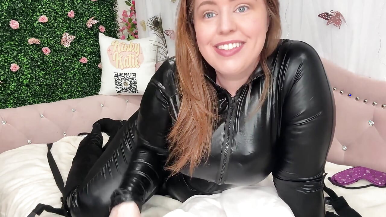 BBW MILF I Catsuit Dominerar Dig - Kinky Katie