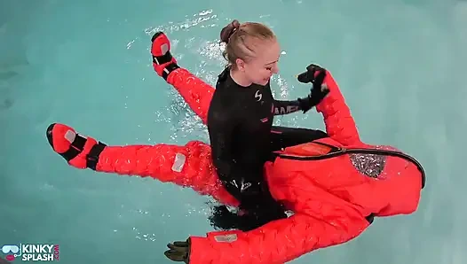 Human life raft - aufgeblasene anzug-sklavin, dominanz im pool