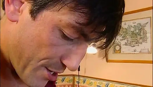 Sehr schöne sexy MILF gefickt und von einem riesigen retro-schwanz auf dicke titten vollgespritzt