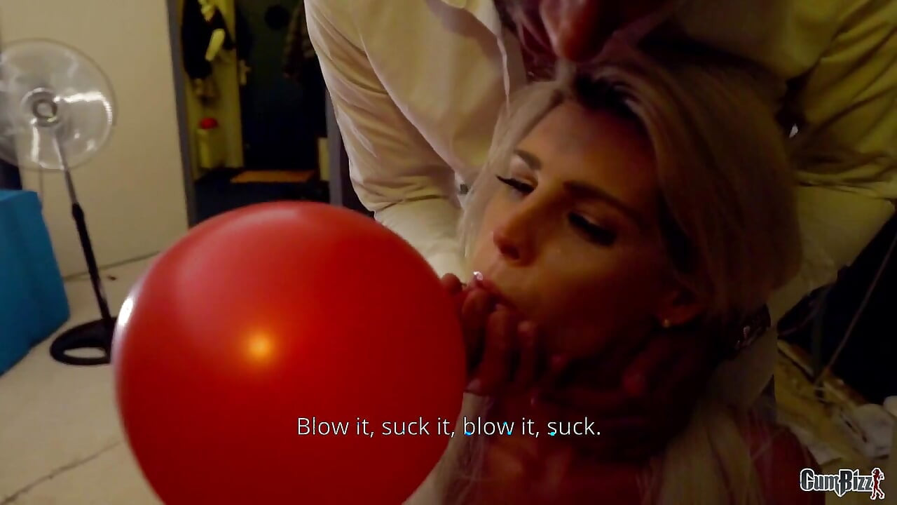 2 गर्म डच सुनहरे बालों वाली सार्वजनिक रूप से सेक्स करने की जाँच करती है