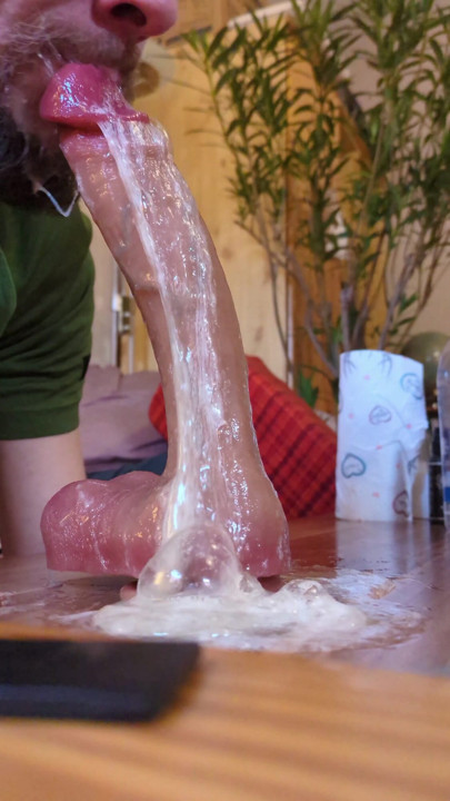 Büyük dildo gırtlağına kadar alırken sert öğürüyor (ağır çekim) | Klip 1
