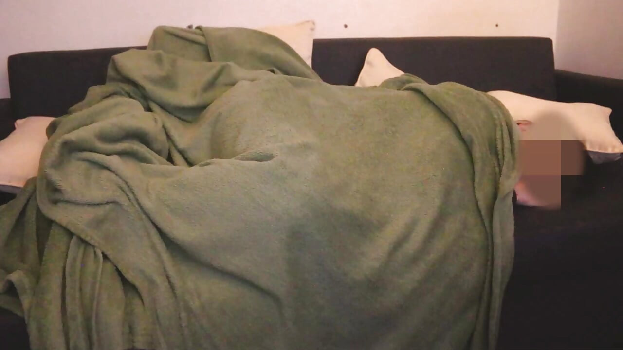 La madrastra atrapa al chico del amigo masturbándose y decide ayudarlo a terminar