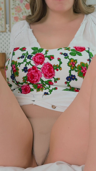 짧은 영화에서 밀프의 거대한 허벅지, 그녀는 또한 큰 가슴을 가지고 있습니다.