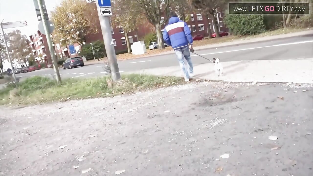 Flaca milf chupa una polla monstruosa y luego se la follan a una corrida en la boca