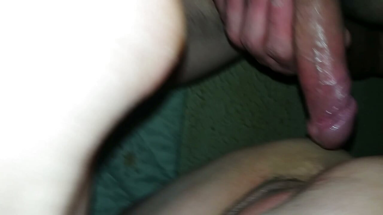 그는 장모를 좋아하지 않지만, 그녀를 세게 그리고 격렬하게 박아야 한다.