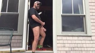 Papai recebe uma batida na porta enquanto faz o macaco