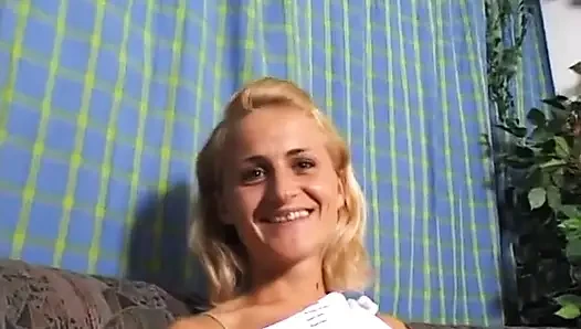 Sarışın genç kız oyuncu seçmelerinde küçük göğüslerini gösteriyor