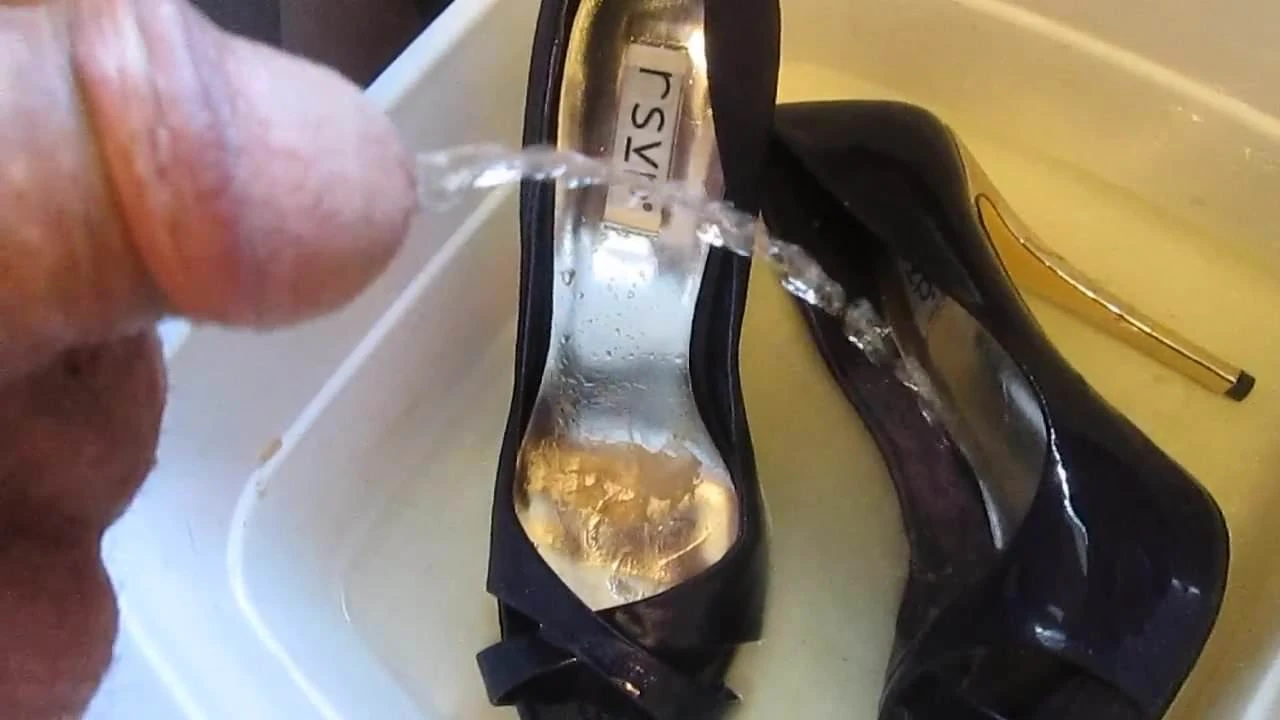 Писающие фиолетовые каблуки из mrmessyshoes, часть 8
