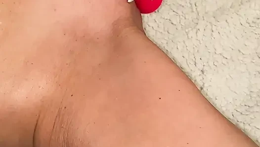 Güzel bir sarışının orgazm ve inlemelerle mastürbasyonu