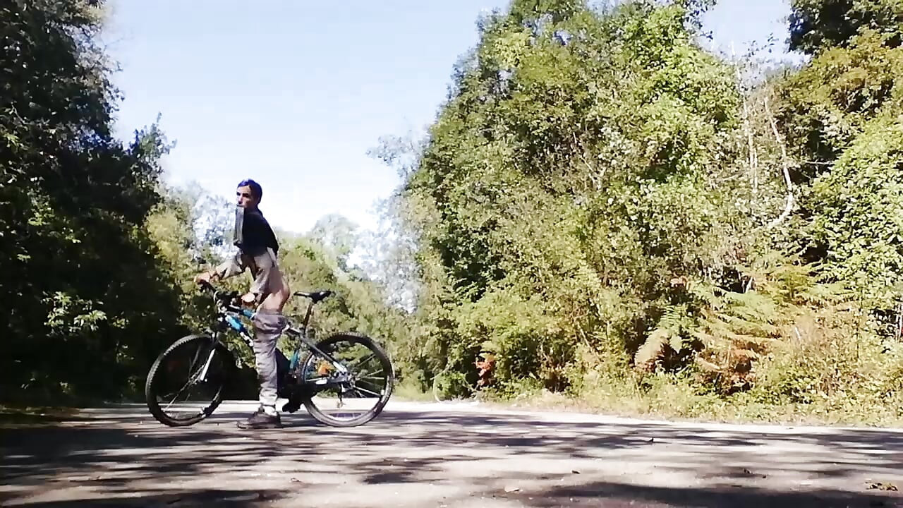 Ung man som leker med sin cykel med dildo i röpan