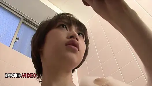 Cewek jepang yang menggoda akina hara lagi asik nyepong kontol sambil menggoda