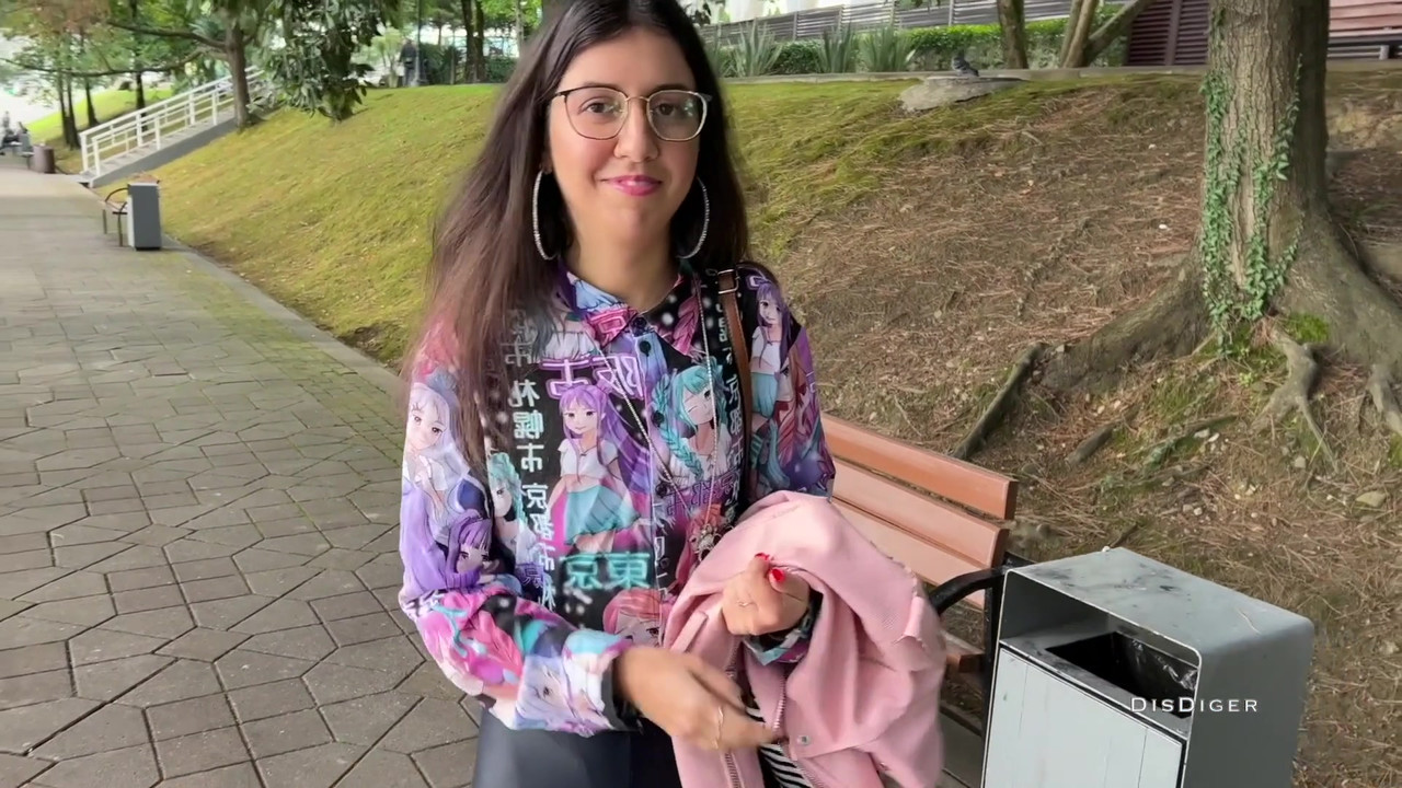 在街上捡到一个美眉，操了她，还戴上了她的眼镜